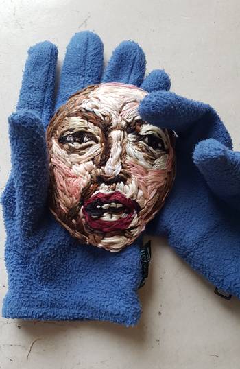 Eva Matti – 2Face mit Handschuhen, Mixed Media, 2026